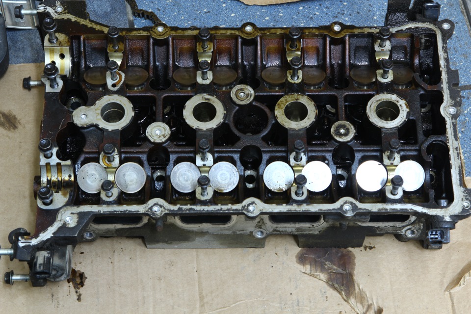 Масляные отложения на головке блока цилиндров двигателя 4B12 Mitsubishi Outlander XL