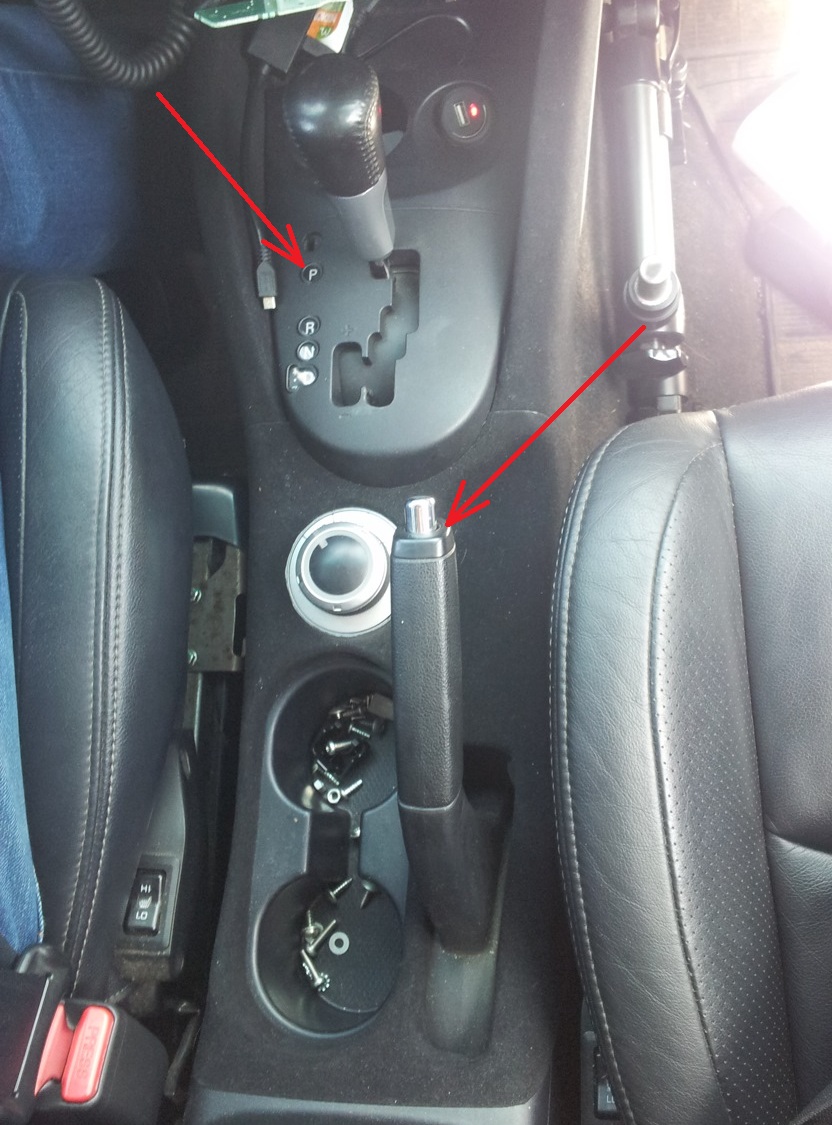 Нейтральное положение рычага переключения передач и активированный стояночный тормоз Mitsubishi Outlander XL