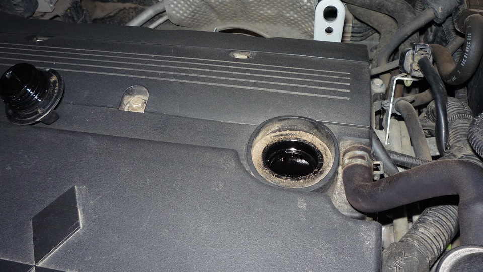 Снятая крышка маслозаливной горловины на двигателе 4B12 Mitsubishi Outlander XL