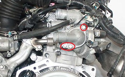 Размещение болтов крепления крышки термостата двигателя 4B12 Mitsubishi Outlander XL
