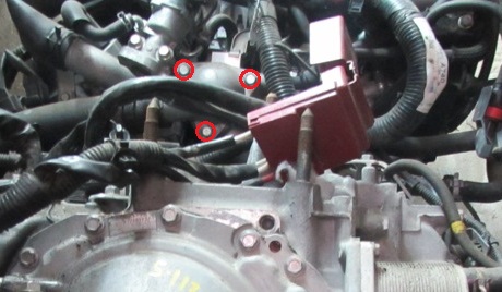 Размещение болтов крепления крышки термостата двигателя 6B31 Mitsubishi Outlander XL