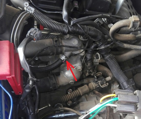 Размещение хомута крепления подводящего шланга охлаждающей жидкости к корпусу дроссельной заслонки от отводящего патрубка системы охлаждения двигателя 4B12 Mitsubishi Outlander XL