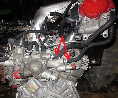 Размещение хомутов крепления шлангов системы охлаждения дроссельного узла к патрубкам корпуса термостата двигателя 6B31 Mitsubishi Outlander XL