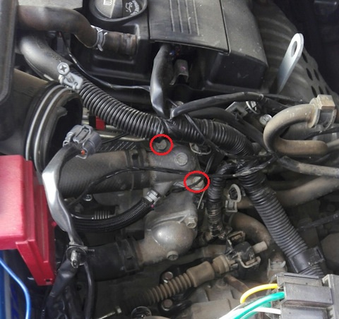 Размещение болтов крепления отводящего патрубка системы охлаждения к корпусу термостата двигателя 4B12 Mitsubishi Outlander XL