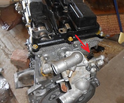 Размещение датчика температуры охлаждающей жидкости на корпусе термостата двигателя 4B12 Mitsubishi Outlander XL