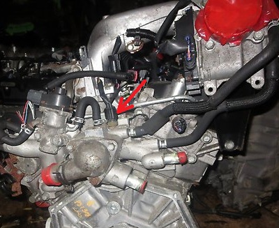 Размещение колодки проводов датчика температуры охлаждающей жидкости двигателя 6B31 Mitsubishi Outlander XL