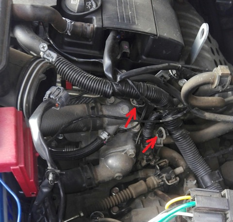 Размещение фиксаторов жгута проводов системы управления двигателем 4B12 Mitsubishi Outlander XL