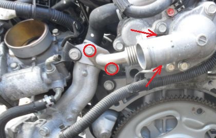Размещение болтов крепления трубки клапана системы рециркуляции отработавших газов двигателя 4B12 Mitsubishi Outlander XL