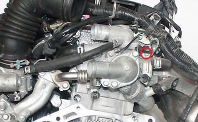 Размещение болта крепления кронштейна жгута проводов к корпусу термостата двигателя 4B12 Mitsubishi Outlander XL