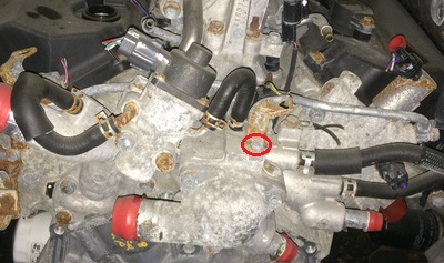 Размещение болта крепления кронштейна жгута проводов к корпусу термостата двигателя 6B31 Mitsubishi Outlander XL
