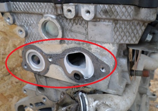 Размещение привалочной поверхности головки блока цилиндров для установки корпуса термостата двигателя 4B12 Mitsubishi Outlander XL