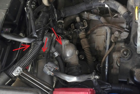 Проверка отсутствия утечек охлаждающей жидкости в месте соединений корпуса термостата и шлангов системы охлаждения двигателя 4B12 Mitsubishi Outlander XL