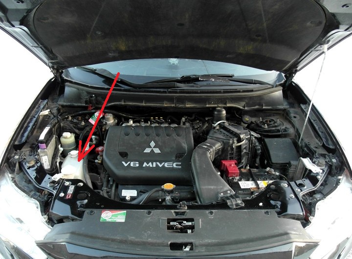 Размещение расширительного бачка системы охлаждения в моторном отсеке Mitsubishi Outlander XL