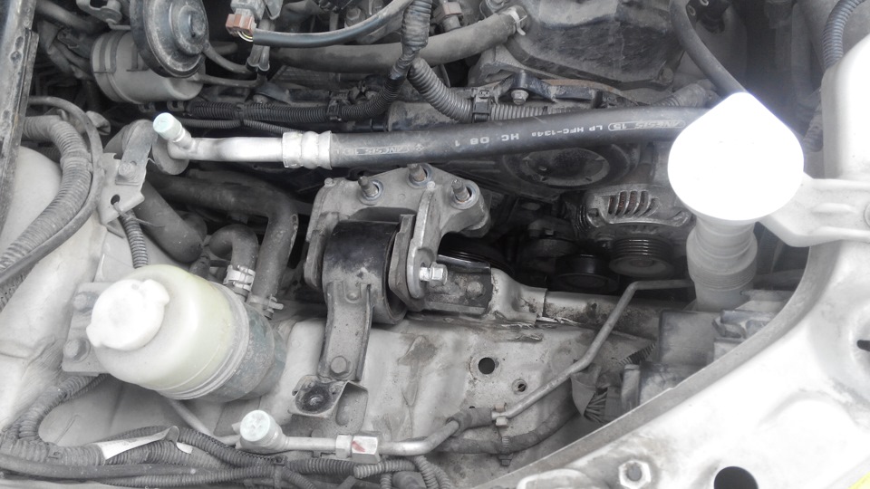 Моторный отсек со снятым расширительным бачком системы охлаждения двигателя Mitsubishi Outlander XL