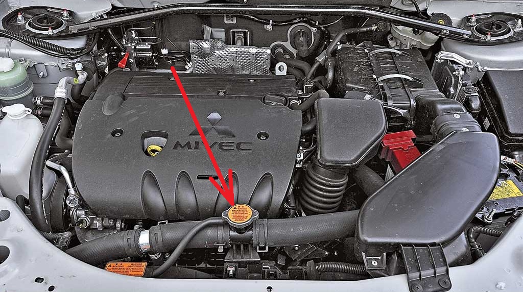Размещение крышки заливной горловины радиатора двигателя 4B12 Mitsubishi Outlander XL