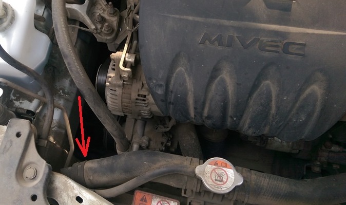 Проверка герметичности соединения верхнего шланга радиатора системы охлаждения Mitsubishi Outlander XL