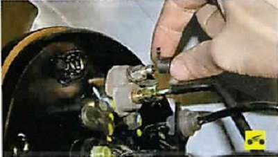 Сятие защитных колпачков клапанов рабочих цилиндров тормозных механизмов задних колес Nissan Almera Classic
