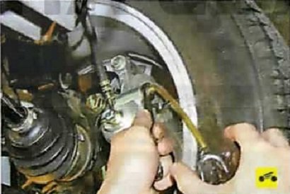 Замена тормозной жидкости в рабочем цилиндре тормозного механизма левого переднего колеса Nissan Almera Classic