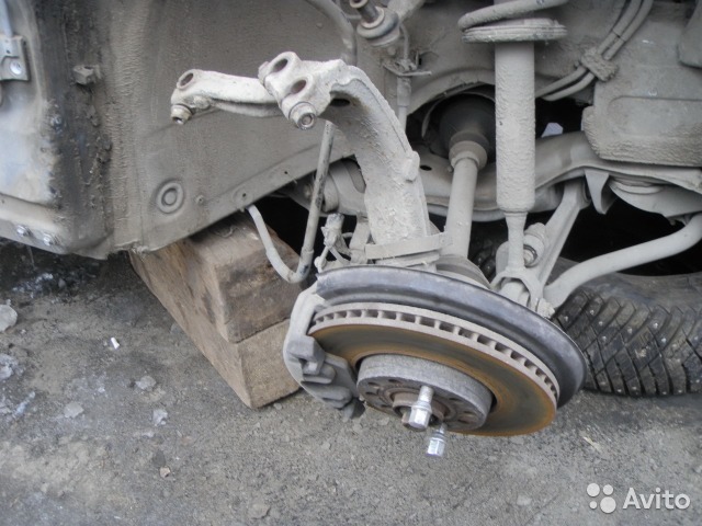 Очистка и осмотр поворотного кулака передней подвески Audi A4 2