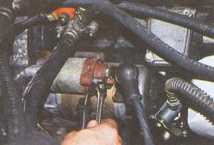 Сдвинув изолирующий резиновый колпачок с вывода стартера ключом «на 8» отворачиваем гайку крепления наконечника (управляющего) провода тягового реле стартера, отсоединяем наконечник провода ГАЗ 31105 Волга