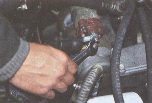 Сдвинув изолирующий колпачок ключом «на 13» отворачиваем гайку крепления наконечника провода подвода питания от аккумуляторной батареи, и отсоединяем наконечник провода ГАЗ 31105 Волга