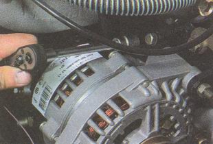 Головкой «на 12» ослабляем стяжной болт проушины верхнего кронштейна генератора ГАЗ 31105 Волга