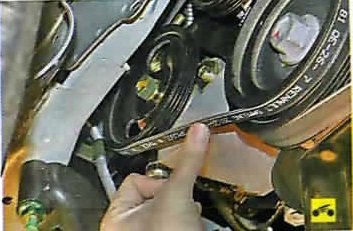 Проверка натяжения ремня привода водяного насоса и насоса гидроусилителя рулевого управления Nissan Almera Classic