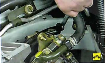Регулировочный болт ремня привода водяного насоса и насоса гидроусилителя рулевого управления Nissan Almera Classic