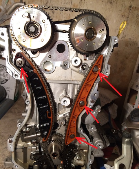 Размещение болтов крепления башмака натяжителя и успокоителя цепи привода ГРМ двигателя 4B12 Peugeot 4007