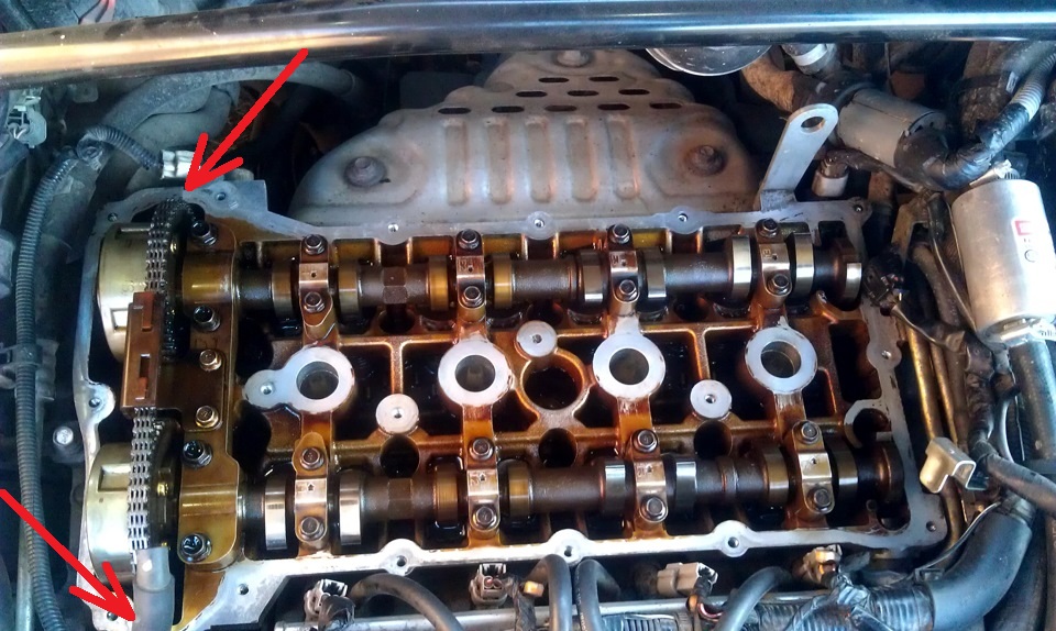 Места для удаления старого герметика в привалочных поверхностях цепи привода ГРМ и головки блока цилиндров двигателя 4B12 Citroen C-Crosser