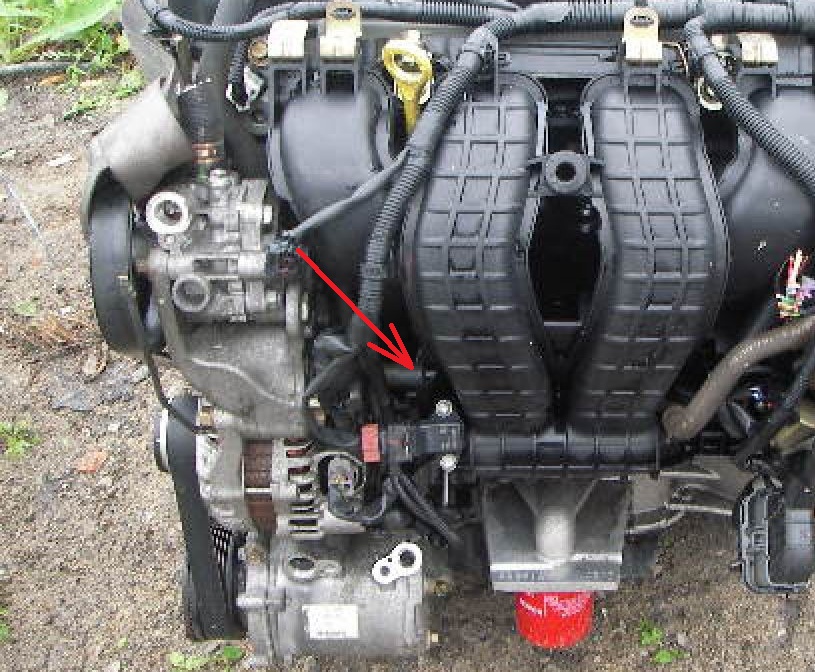 Крепление шланга принудительной вентиляции картера к патрубку впускного коллектора двигателя 4B12 Peugeot 4007