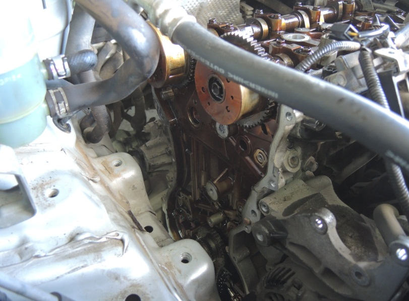 Газораспределительный механизм со снятой цепью привода двигателя 4B12 Peugeot 4007