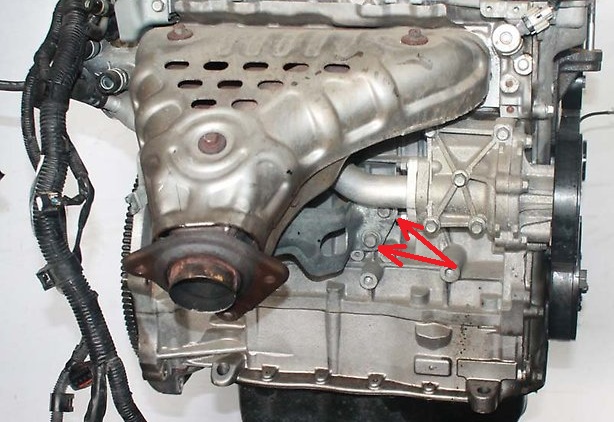 Размещение болтов крепления нижнего кронштейна выпускного коллектора к блоку цилиндров двигателя 4B12 Peugeot 4007