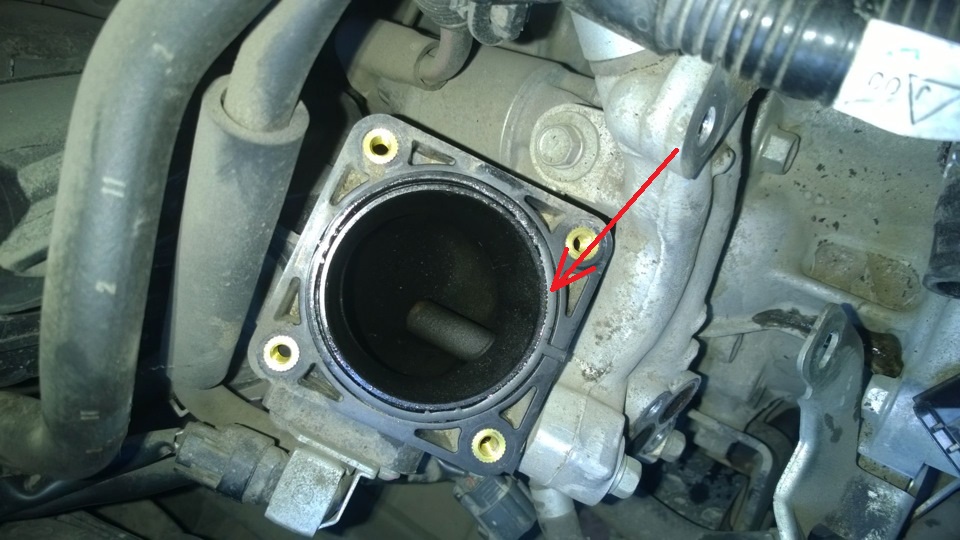 Размещение уплотнительного кольца в пазе фланца впускного коллектора двигателя 4B12 Peugeot 4007