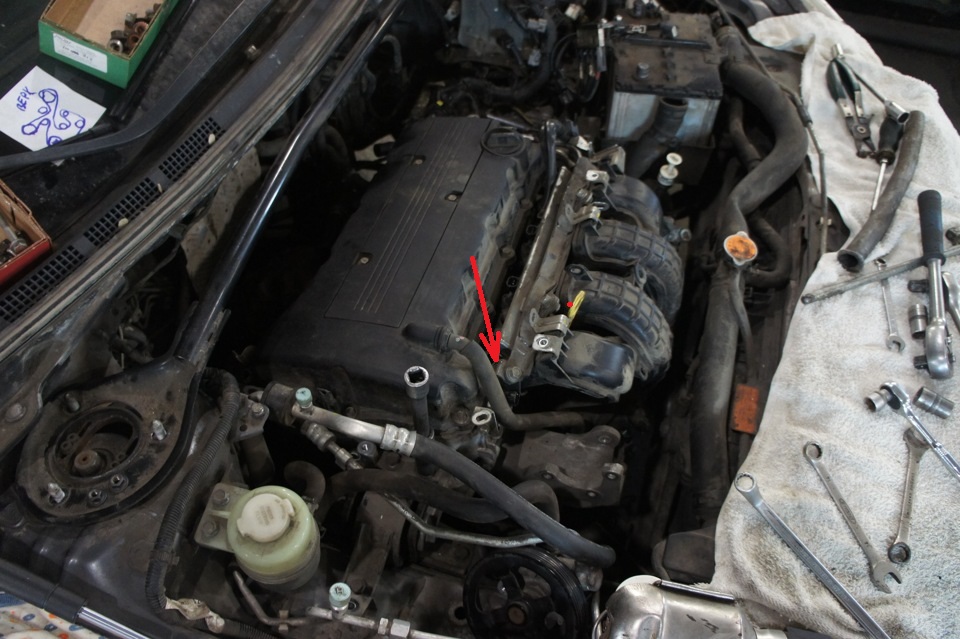 Размещение переднего кожуха форсунок системы питания двигателя 4B12 Peugeot 4007