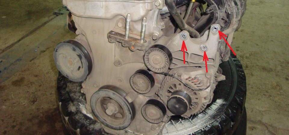 Размещение креплений насоса гидроусилителя рулевого управления к двигателю 4B12 Peugeot 4007