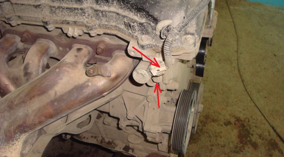 Размещение колодки проводов и болта крепления электромагнитного клапана управления подачей масла MIVEC двигателя 4B12 Peugeot 4007