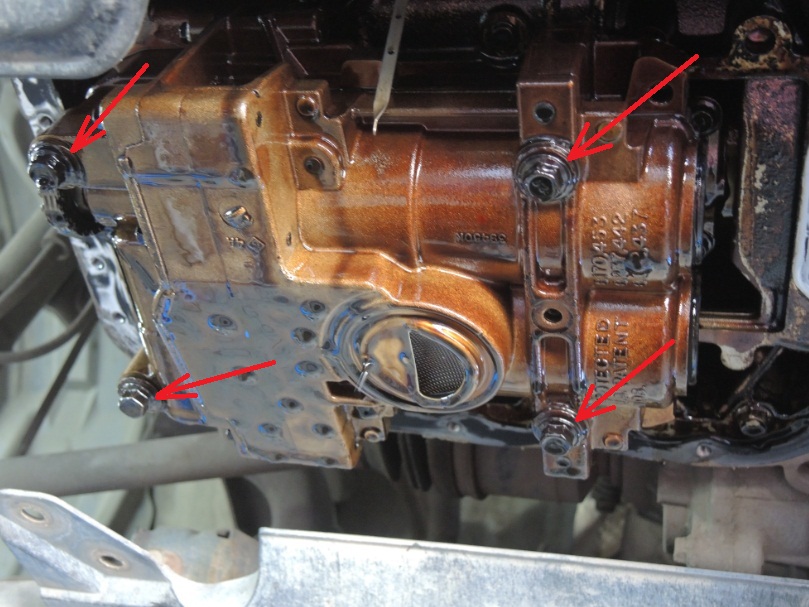 Размещение болтов крепления масляного насоса в сборе с балансирным механизмом двигателя 4B12 Citroen C-Crosser