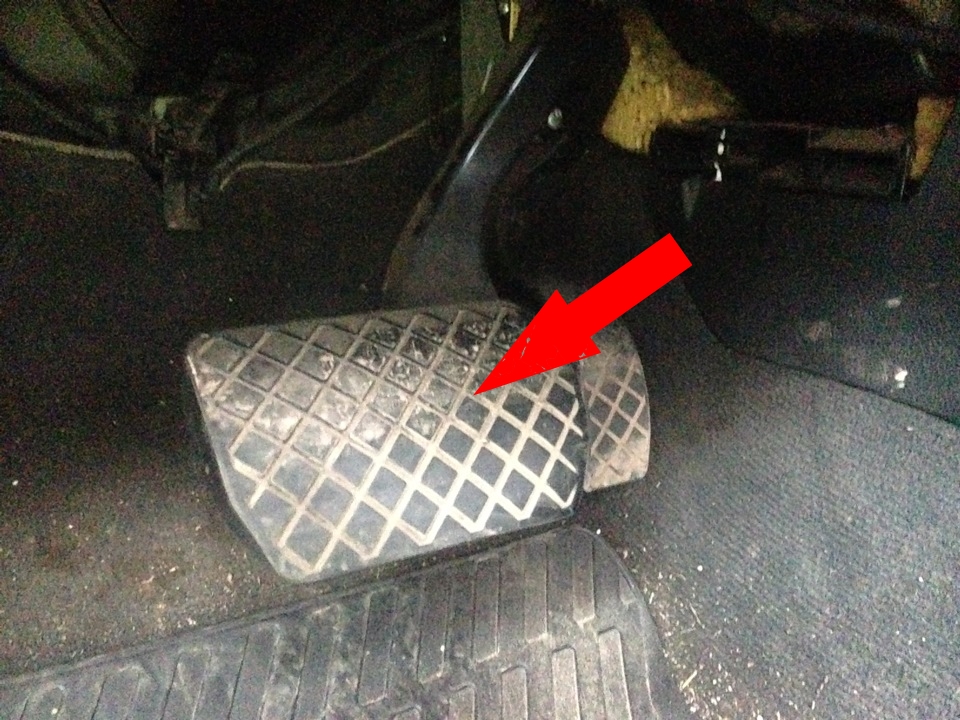 удаление остатков воздуха в системе в резервуар тормозной жидкости  Audi A4 2