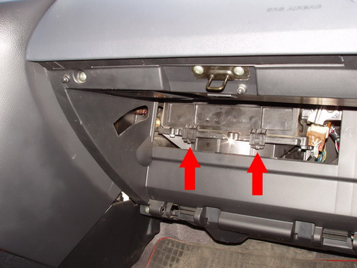 Крышка скрывающая фильтр Nissan Primera