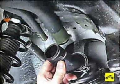 Отсоединение шланга от наливной трубы Nissan Almera Classic