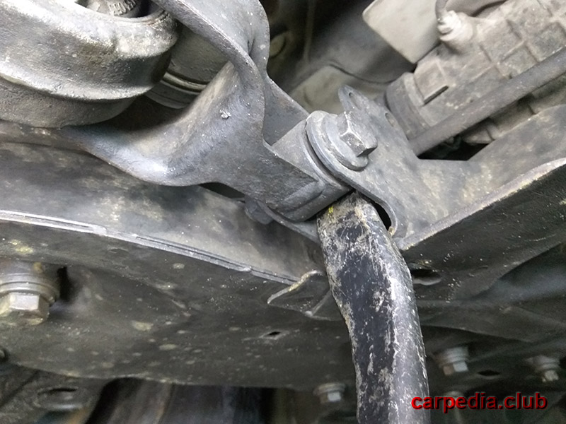 Проверка люфта в соединении тяги задней опоры двигателя с подрамником Fiat Scudo I