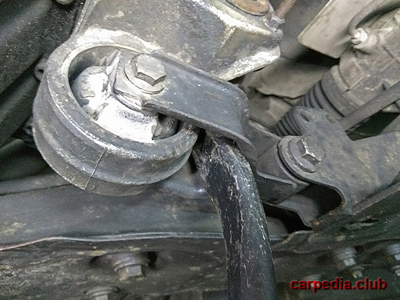 Проверка износа резинометаллического шарнира задней опоры двигателя Fiat Scudo I