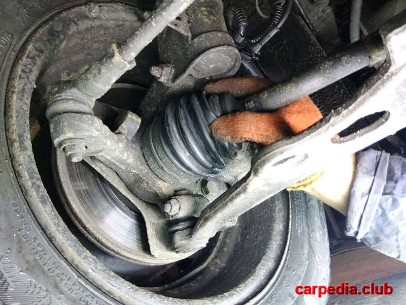 Проверка целостности пыльника внешнего ШРУСа привода переднего колеса Fiat Scudo I