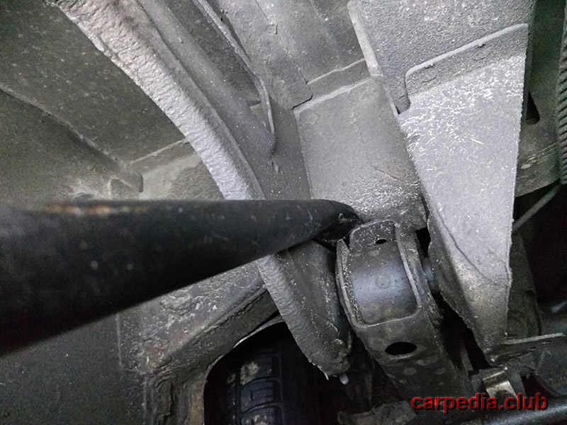 Проверка износа резинометаллического шарнира крепления балки задней подвески к кронштейну кузова Fiat Scudo I
