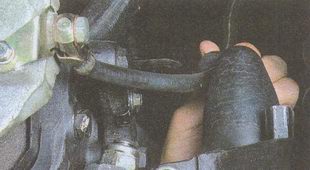 Вынимаем тормозной шланг вместе с резиновым держателем из кронштейна ГАЗ 31105 Волга