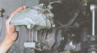 Поворачиваем корпус скобы вокруг верхнего пальца ГАЗ 31105 Волга