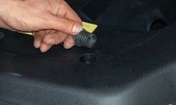 Снятие фиксатора декоративного кожуха двигателя Chevrolet Niva