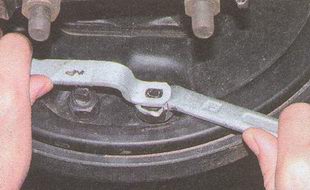 В этом положении ключом «на 19» слегка затягиваем гайки пальцев, удерживая пальцы специальным ключом «на 6» ГАЗ 31105 Волга