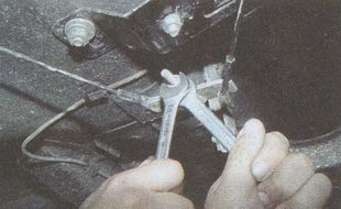 Двумя ключами «на 13» расконтриваем регулировочные гайки ручного тормоза ГАЗ 31105 Волга